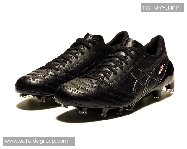 各大足球明星专属足球鞋的设计理念与性能分析