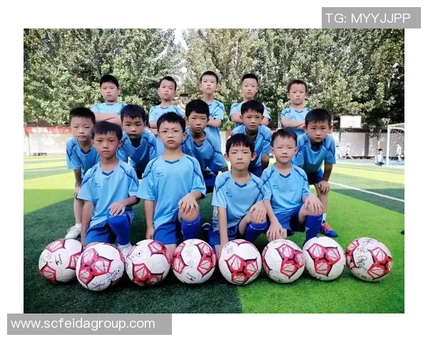 足球明星亲自为孩子签名传递梦想与希望的温暖瞬间