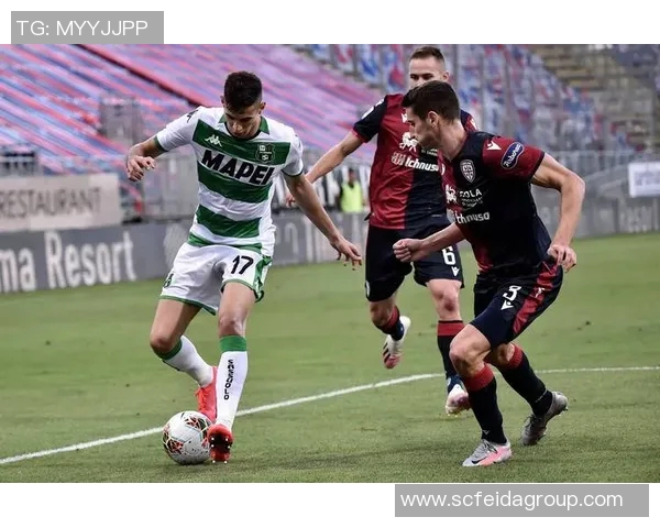 足球明星佩戴手套的精彩瞬间与独特风格展示